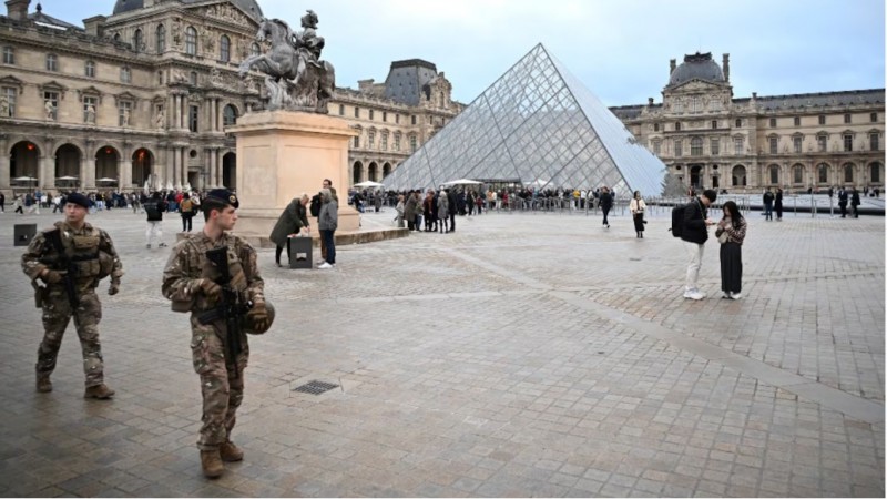 Robo al Museo del Louvre: La Policía francesa detiene a varios sospechosos